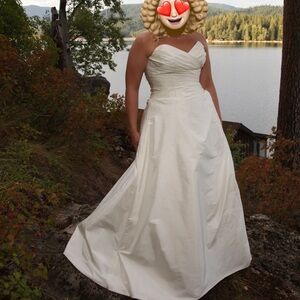 Cream colored wedding dress. Size 12-14